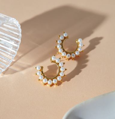 aesthetic-golden-earrings-with-pearls